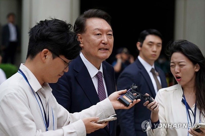 경찰, 오늘 3차 <b>소환</b>통보 사실상 '최후통첩'…尹 <b>불응</b> 방침