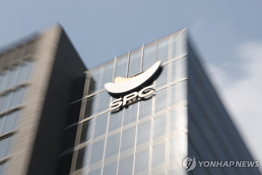 경찰·노동부, '근로자 사망' SPC삼립 본사 압수수색
(서울=연합뉴스) 황광모 기자 = 지난달 SPC삼립 시화 공장에서 근로자가 기계에 끼어 숨진 사고와 관련해 수사당국이 17일 서울 서초구 양재동 SPC 본사와 