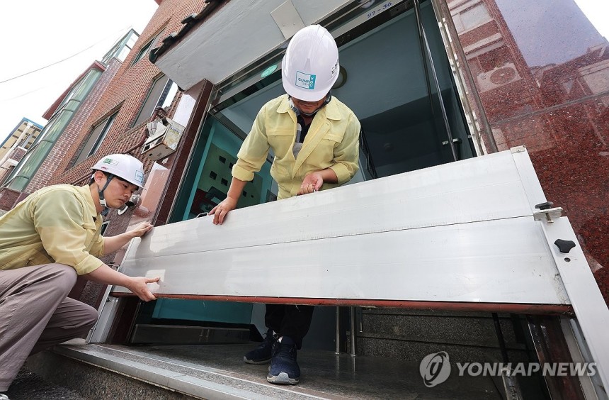 차수판 점검하는 공무원들
(군포=연합뉴스) 홍기원 기자 = 17일 경기도 군포시 산본동 주택가에서 군포시 공무원들이 차수판 등 반지하주택 침수방지시설을 점검하고 있다. 2025.6.17 xanadu@yna.co.kr