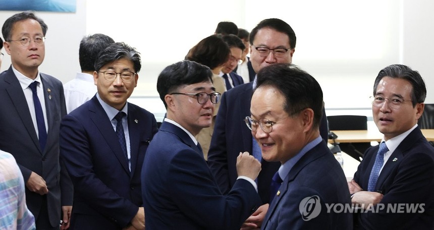추경 관련 당정대 회동
(서울=연합뉴스) 김주형 기자 = 대통령실 김용범 정책실장(오른쪽)과 더불어민주당 허영 원내정책수석부대표 등이 18일 서울 여의도 국회 의원회관에서 대통령실과 정부, 여당 등이 함께하는 추경안
