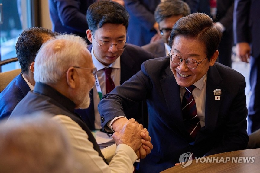 이재명 대통령, 한-인도 정상회담
(캐내내스키스[캐나다]=연합뉴스) 홍해인 기자 = 이재명 대통령과 나렌드라 모디 인도 총리가 17일(현지시간) 캐나다 앨버타주 캐내내스키스 주요 7개국(G7) 정상회의장에서 정상회담