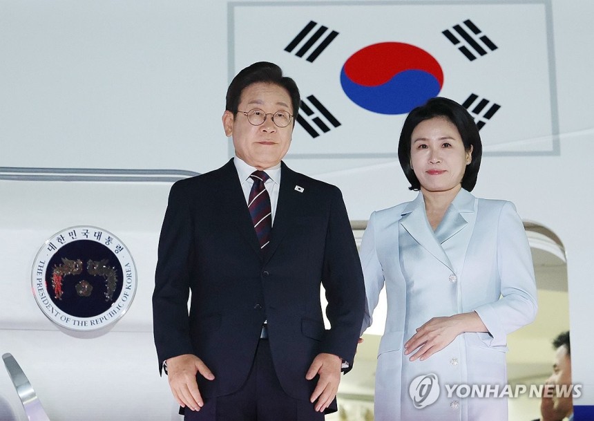 이재명 대통령, 캐나다 G7 정상회의 일정 마치고 귀국
(성남=연합뉴스) 한상균 기자 = 이재명 대통령과 김혜경 여사가 19일 51차 주요 7개국(G7) 정상회의 일정을 마친 뒤 성남 서울공항에 도착해 공군 1호기에
