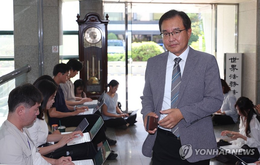 출근하는 이명현 특별검사
(서울=연합뉴스) 김도훈 기자 = 순직 해병 수사 방해 의혹 사건을 수사하는 이명현 특별검사가 19일 서울 서초구 자신의 사무실로 출근하고 있다. 2025.6.19 superdoo82@yna
