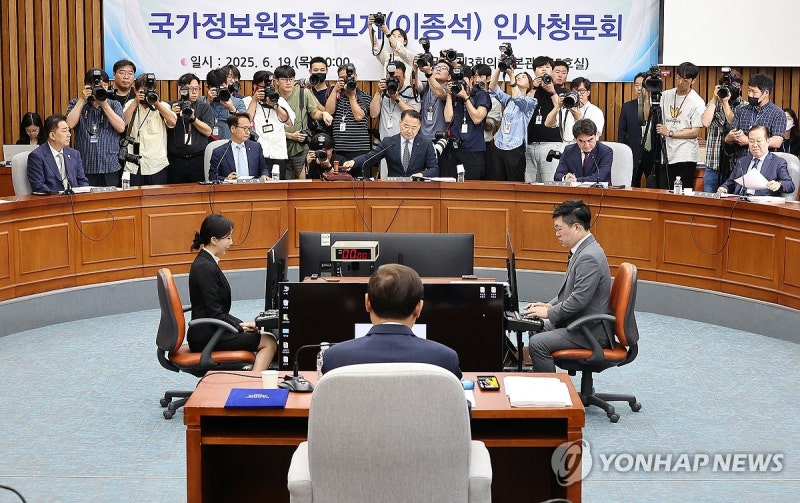 <b>이종석</b> 청문회 공방…野 "대남연락소 전락 걱정" 與 "사과하라"