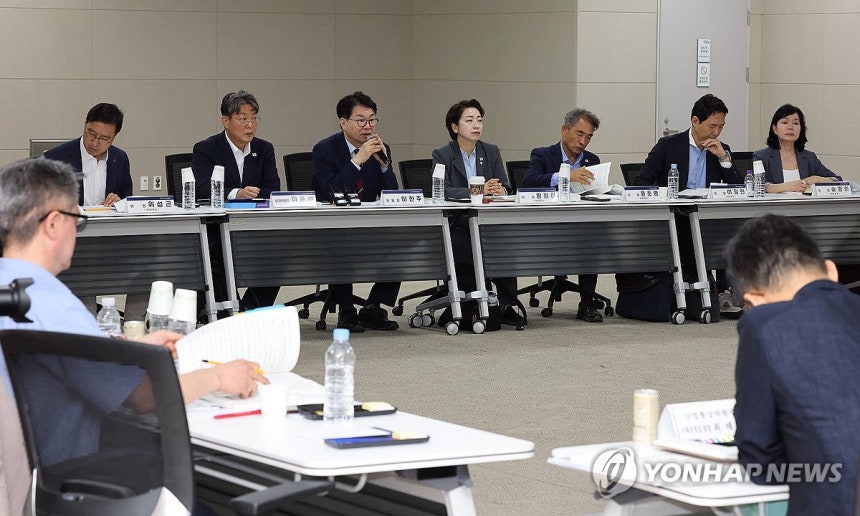 이한주 위원장, "산업부 업무보고는.."
(세종=연합뉴스) 배재만 기자 = 국정기획위원회 이한주 위원장이 19일 정부세종컨벤션센터에서 열린 경제2분과의 산업통상자원부 업무보고에서 발언하고 있다. 왼쪽은 이춘석 경제2
