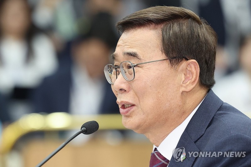 답변하는 <b>이종석 국정원장</b> 후보자
