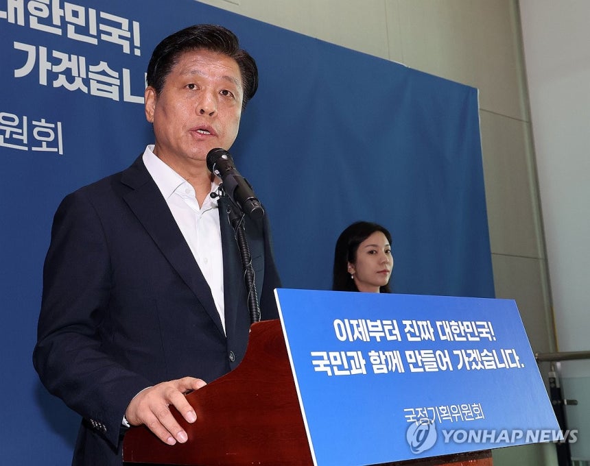 조승래 대변인, "정부 업무보고 매우 실망"
(세종=연합뉴스) 배재만 기자 = 국정기획위원회 조승래 대변인이 19일 정부세종컨벤션센터에서 각 부처 업무보고와 관련한 설명을 하고 있다. 2025.6.19 scoop@y