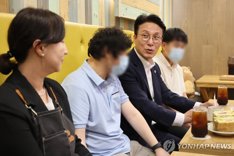 <b>김민석</b> 총리 후보자, <b>발달장애인 일자리</b> 현장 간담회