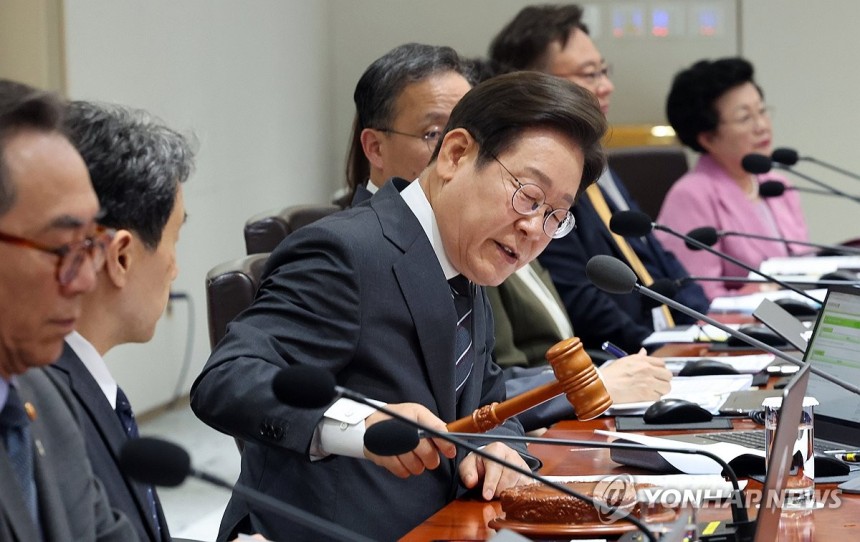 이재명 대통령 국무회의 개회 선언
(서울=연합뉴스) 한상균 기자 = 이재명 대통령이 19일 용산 대통령실에서 열린 국무회의에서 개회 선언을 하고 있다. 2025.6.19 xyz@yna.co.kr