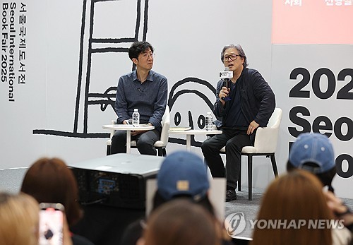 강연하는 박찬욱 감독
(서울=연합뉴스) 이재희 기자 = 박찬욱 감독이 20일 서울 강남구 코엑스에서 열린 '2025 서울국제도서전'에서 '박찬욱 감독의 믿을 구석'을 주제로 강연하고 있다. 2025.6.20
    