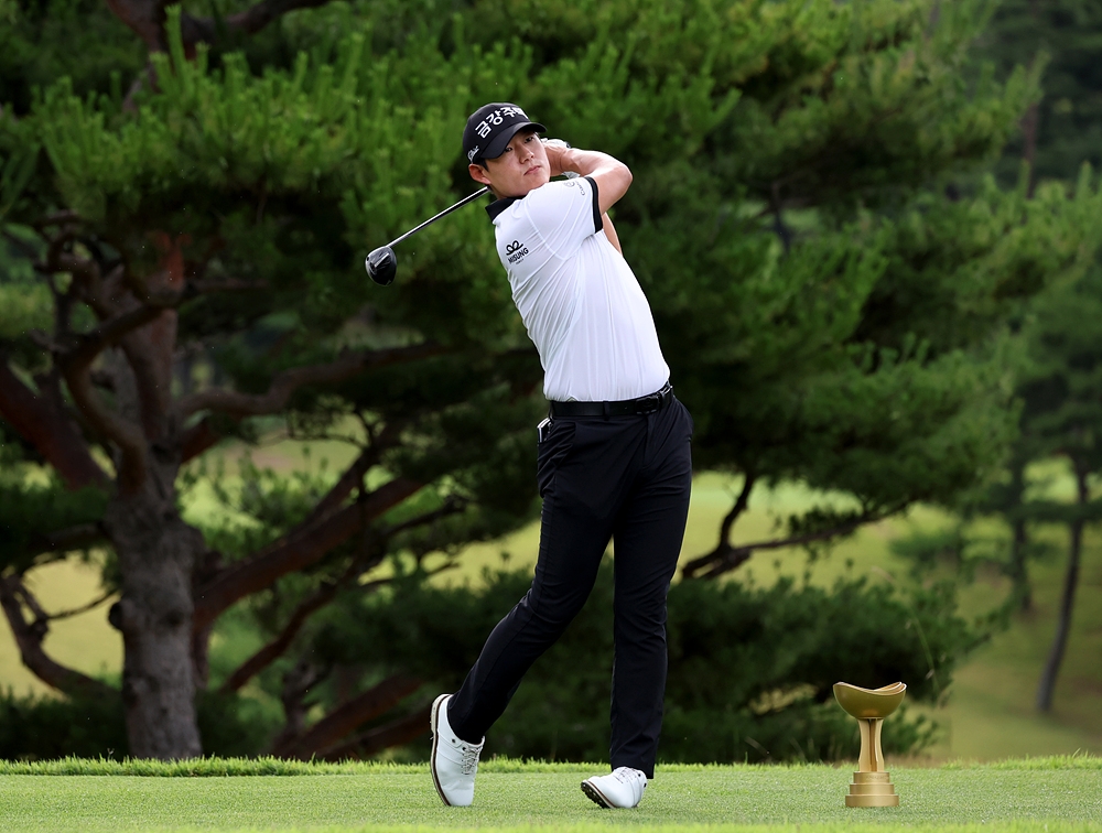 <b>신용구</b>, <b>KPGA 선수권</b> 2R 3타 차 <b>선두</b>…옥태훈·왕정훈 공동 2위