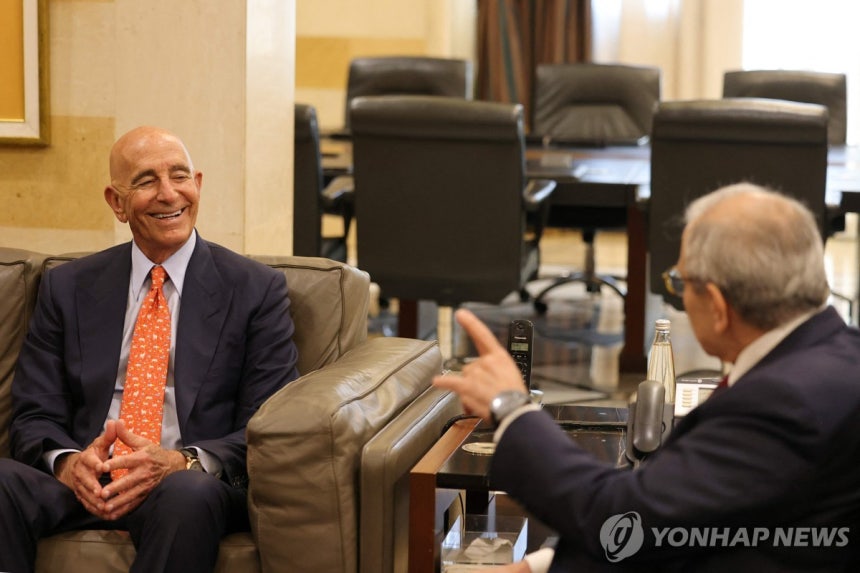 미소 짓는 美시리아특사
(베이루트 AFP=연합뉴스) 지난 19일(현지시간) 레바논 수도 베이루트에서 트럼프 미국 대통령의 시리아특사 톰 배럭(왼쪽)이 나와프 살람 레바논 총리와 대화하고 있다. 2025.6.20 ph