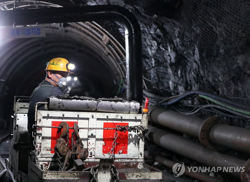 오늘로 석탄 채굴 작업 마치는 태백 장성광업소
(태백=연합뉴스) 양지웅 기자 = 29일 강원 태백시 대한석탄공사 장성광업소에서 직원들이 마지막 채탄 작업을 하고 있다.
    국내 최대 탄광인 장성광업소는 오는 6월
