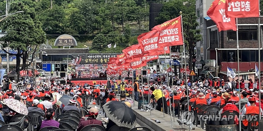 "생존권 보장 없는 조기 폐광 반대"
(삼척=연합뉴스) 생존권 보장 없는 폐광 반대 투쟁에 나선 삼척시민 총궐기 대회가 17일 도계역 광장에서 열렸다. 궐기대회에 참석한 시민들은 대한석탄공사의 마지막 탄광인 삼척 도