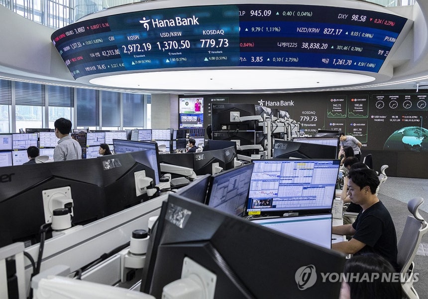코스피 상승세 계속
(서울=연합뉴스) 황광모 기자 = 18일 서울 중구 하나은행 딜링룸에 이날 거래를 마감한 코스피와 코스닥지수, 거래 중인 원/달러 환율 거래가가 표시돼 있다. 
     이날 코스피는 전장보다 2