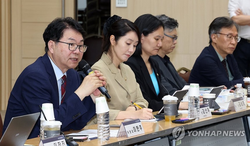 이한주 위원장 "고용노동부는"
(세종=연합뉴스) 배재만 기자 = 국정기획위원회 이한주 위원장이 19일 정부세종컨벤션센터에서 열린 사회1분과의 고용노동부 업무보고에서 발언하고 있다. 2025.6.19 scoop@yna
