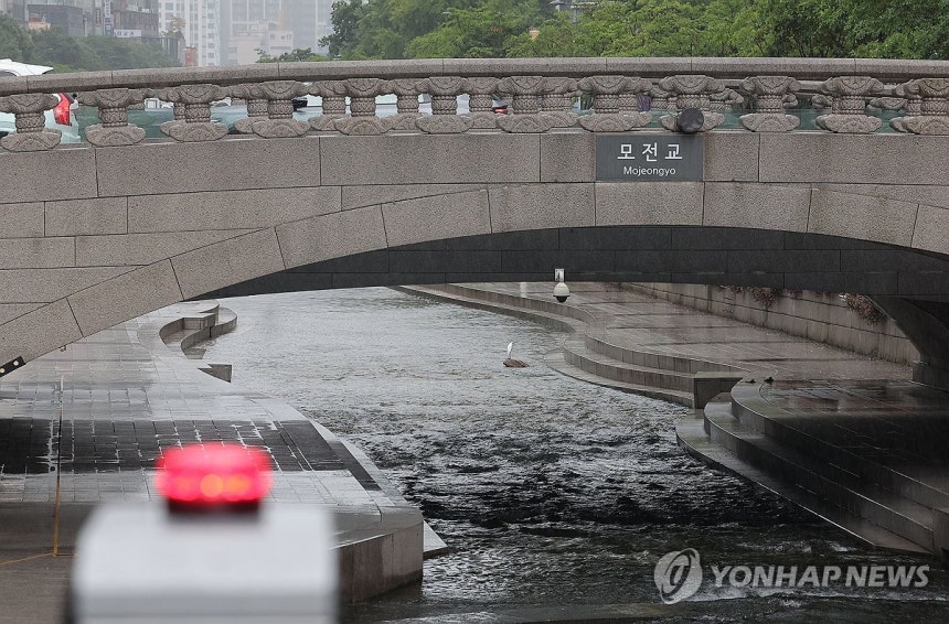 서울 전역 호우주의보 발효
(서울=연합뉴스) 류영석 기자 = 서울 전역에 호우주의보가 내려진 20일 서울 청계천 산책로 출입이 통제되고 있다. 2025.6.20 ondol@yna.co.kr