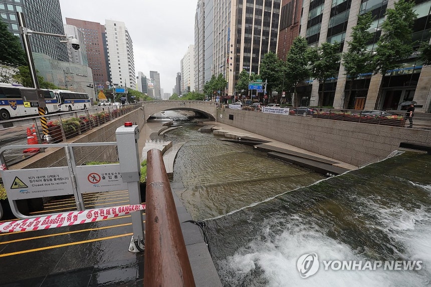 '서울 호우주의보' 청계천 출입 통제
(서울=연합뉴스) 류영석 기자 = 서울 전역에 호우주의보가 내려진 20일 서울 청계천 산책로 출입이 통제되고 있다. 2025.6.20 ondol@yna.co.kr
