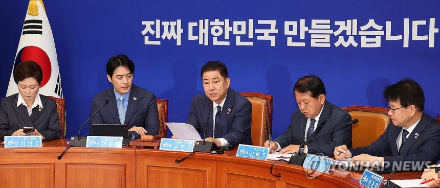 최고위원회의 주재하는 김병기 당 대표 직무대행
(서울=연합뉴스) 김주형 기자 = 더불어민주당 김병기 당 대표 직무대행 겸 원내대표(가운데)가 20일 국회에서 열린 최고위원회의에서 발언하고 있다. 2025.6.20 k