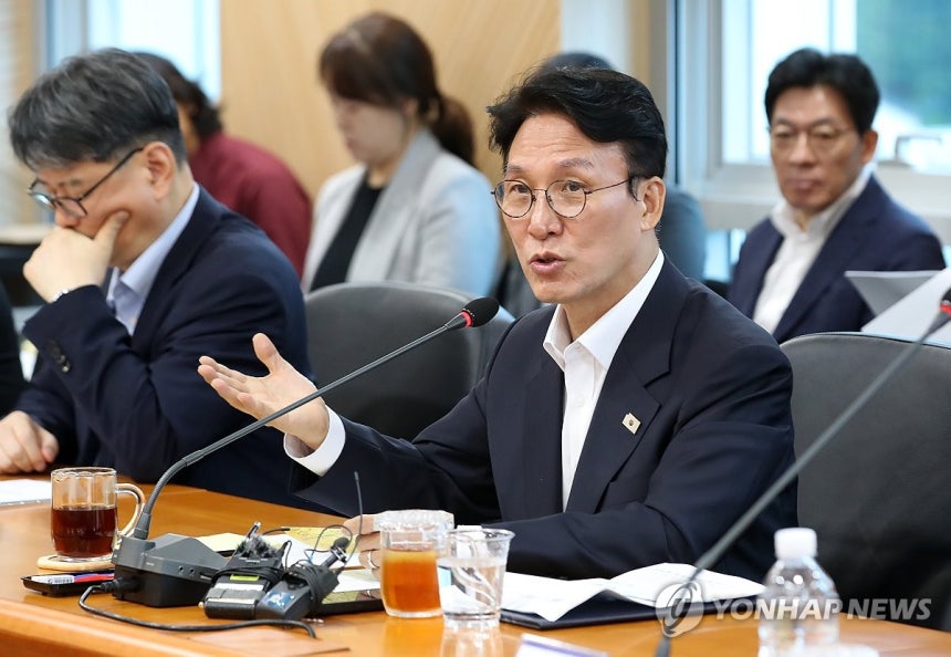 대구 인공지능 산업현장 간담회 참석한 김민석 총리 후보자
(대구=연합뉴스) 윤관식 기자 = 김민석 국무총리 후보자가 20일 대구 수성구 대구디지털혁신진흥원에서 열린 '인공지능 전환(AX) 연구거점 조성을 위한 경청 