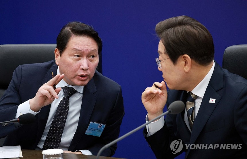 대화하는 이재명 대통령과 최태원 SK 회장
(울산=연합뉴스) 홍해인 기자 = 이재명 대통령이 20일 울산전시컨벤션센터에서 이재명 대통령 주재로 열린 인공지능(AI) 글로벌 협력 기업 간담회에서 최태원 SK그룹 회장과