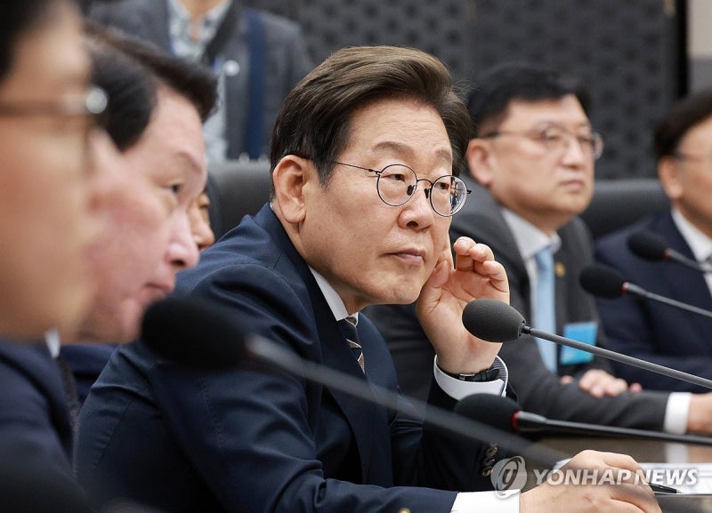 李<b>대통령</b> "경부고속道 산업화 이끌었듯 <b>AI</b>시대 고속도로 구축"(종합)