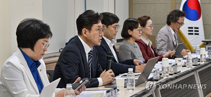 국정기획위 방통위 업무보고
(과천=연합뉴스) 류영석 기자 = 홍창남 국정기획위원회 사회2분과위원장이 20일 경기 정부과천청사 방송통신위원회에서 열린 국정기획위원회 업무보고에서 발언하고 있다. 2025.6.20 [공동