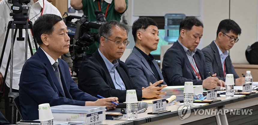 방통위의 국정기획위원회 업무보고
(과천=연합뉴스) 류영석 기자 = 김영관 방송통신위원회(방통위) 사무처장 직무대행을 비롯한 관계자들이 20일 경기 정부과천청사 방송통신위원회에서 열린 국정기획위원회 업무보고에서 홍창남