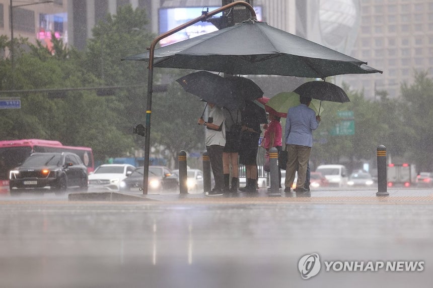 빗속에 갇힌 시민들
(서울=연합뉴스) 서대연 기자 = 서울 전역에 호우주의보가 내린 20일 서울 종로구 광화문 네거리에서 우산을 쓴 시민들이 신호를 기다리고 있다. 2025.6.20 dwise@yna.co.kr