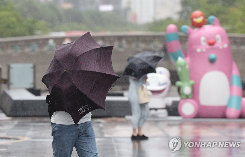 서울 강한 비바람
(서울=연합뉴스) 서명곤 기자 = 서울에 호우주의보가 내려진 20일 서울 청계광장에서 시민들이 강한 비바람에 발걸음을 재촉하고 있다. 2025.6.20 seephoto@yna.co.kr