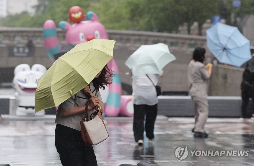 서울 강한 비바람
(서울=연합뉴스) 서명곤 기자 = 서울에 호우주의보가 내려진 20일 서울 청계광장에서 시민들이 강한 비바람에 발걸음을 재촉하고 있다. 2025.6.20 seephoto@yna.co.kr