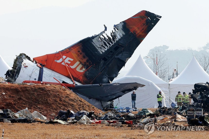 여객기 참사 17일째 현장 수색하는 당국
(무안=연합뉴스) 정다움 기자 = 제주항공 여객기 참사 17일째인 1월 14일 오전 전남 무안국제공항 사고 현장에서 수습 당국 관계자들이 수색 작업을 하는 모습. 2025.1