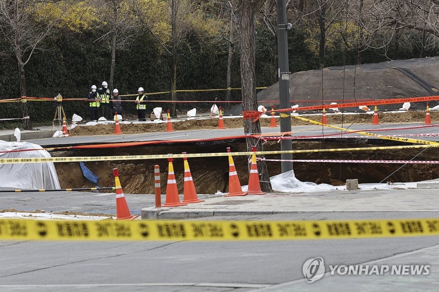 지난 3월 서울 강동구 명일동에 생긴 대형 싱크홀
[연합뉴스 자료사진]