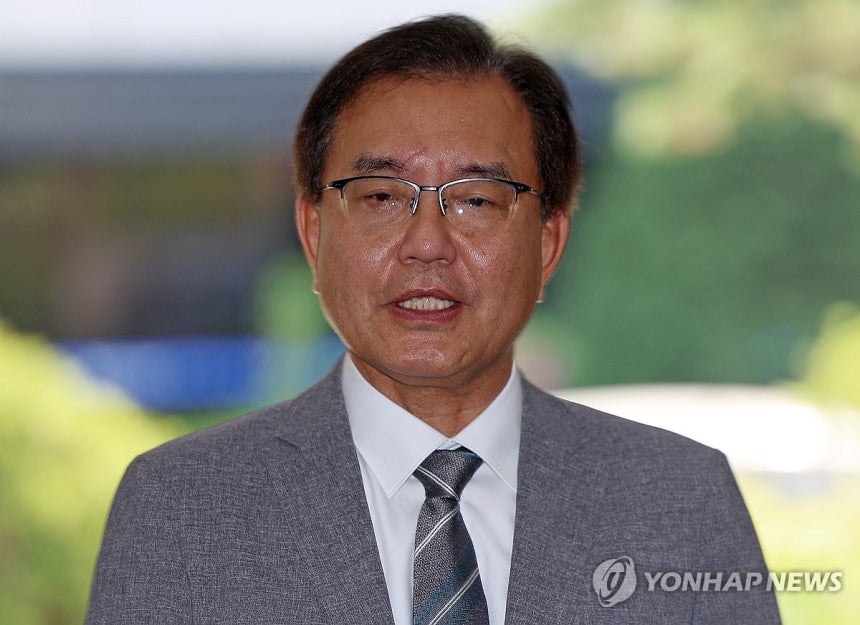 답변하는 이명현 특별검사
(서울=연합뉴스) 김도훈 기자 = 순직 해병 수사 방해 의혹 사건을 수사하는 이명현 특별검사가 19일 서울 서초구 자신의 사무실로 출근하며 취재진 질문에 답하고 있다. 2025.6.19 su