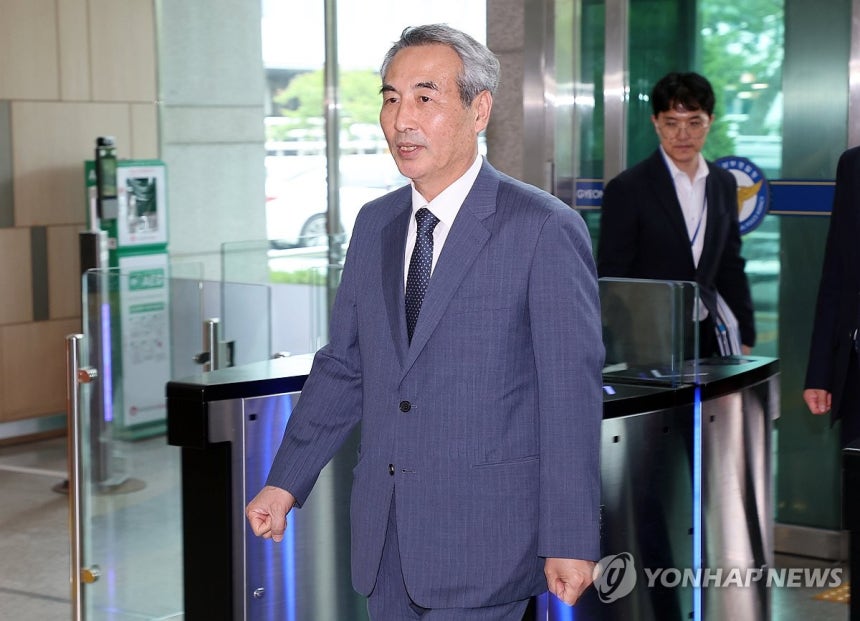 경기남부경찰청 방문한 민중기 특검
(수원=연합뉴스) 권준우 기자 = 윤석열 전 대통령 부인 김건희 여사 관련 의혹을 수사하는 민중기 특별검사와 특검보들이 19일 오후 경기 수원시 경기남부경찰청을 방문, 김준영 청장 