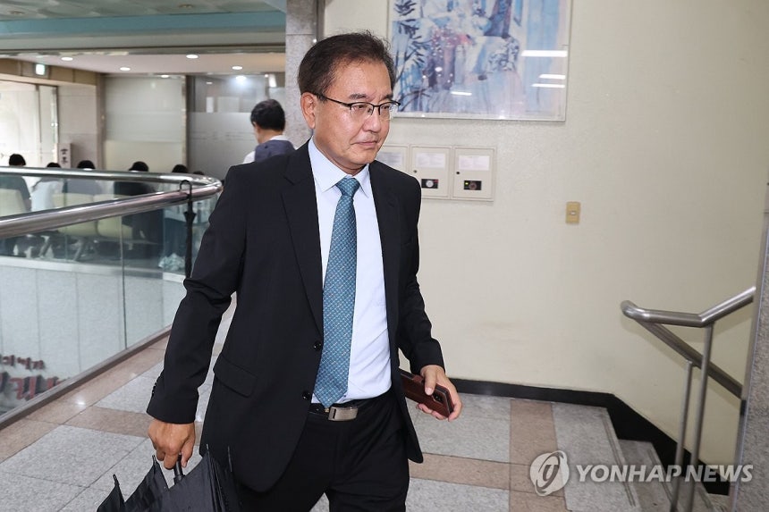 사무실 향하는 이명현 순직해병 특검
(서울=연합뉴스) 서대연 기자 = 순직 해병 수사 방해 의혹 사건을 수사하는 이명현 특별검사가 20일 서울 서초구 사무실로 출근하고 있다. 2025.6.20 dwise@yna.co