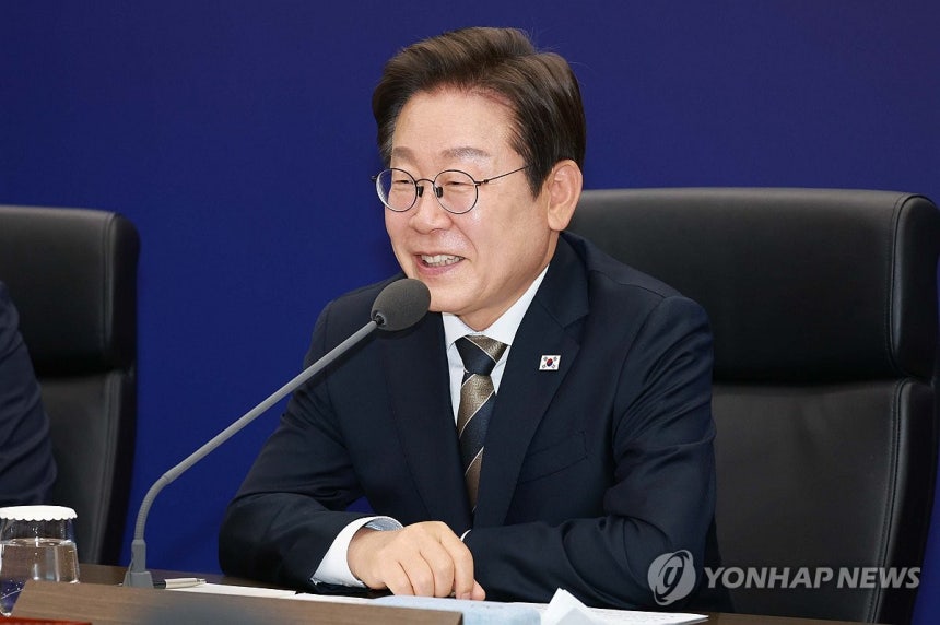 이재명 대통령, AI 글로벌 협력 기업 간담회 발언
(울산=연합뉴스) 홍해인 기자 = 이재명 대통령이 20일 울산전시컨벤션센터에서 열린 인공지능(AI) 글로벌 협력 기업 간담회에서 발언하고 있다. 2025.6.20 