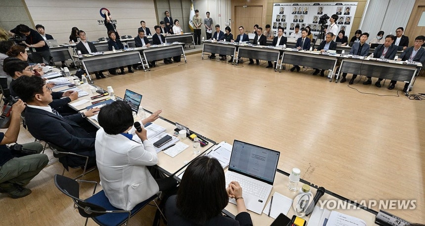 국정기획위의 방통위 업무보고
(과천=연합뉴스) 류영석 기자 = 김현 국정기획위원회 사회2분과 기획위원이 20일 경기 정부과천청사 방송통신위원회에서 열린 국정기획위원회 업무보고에서 발언하고 있다. 2025.6.20 [