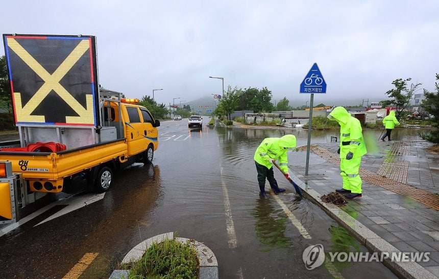 장맛비에 잠긴 도로
(인천=연합뉴스) 임순석 기자 = 20일 인천 중구 운남동의 한 도로에서 인천시설공단 관계자들이 장맛비에 침수된 도로의 빗물받이에 쌓인 낙엽 등을 청소하고 있다. 2025.6.20 soonseok
