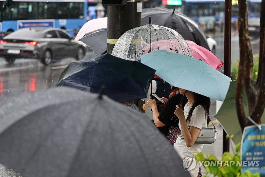 장마 시작 알리는 비
(서울=연합뉴스) 서대연 기자 = 서울 전역에 호우주의보가 내린 20일 서울 종로구 광화문 네거리에서 우산을 쓴 시민들이 신호를 기다리고 있다. 2025.6.20 dwise@yna.co.kr