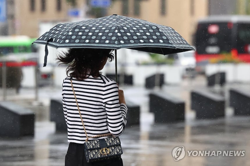 장맛비에 바람까지
(서울=연합뉴스) 서대연 기자 = 서울 전역에 호우주의보가 내린 20일 서울 종로구 광화문 광장에서 우산을 쓰고 이동하는 시민의 머리가 바람에 날리고 있다. 2025.6.20 dwise@yna.co
