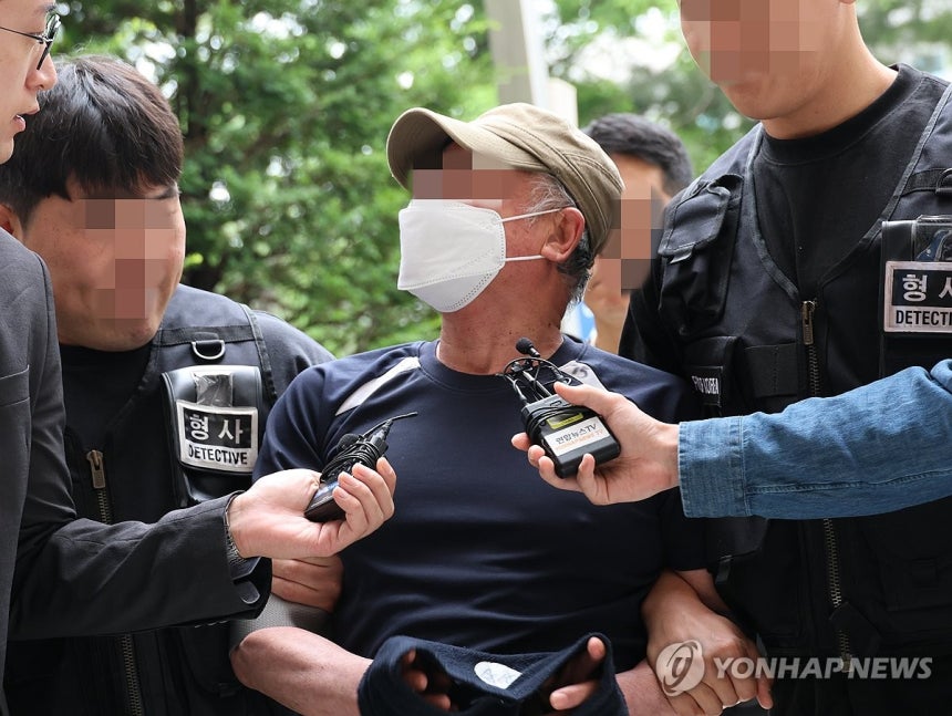 접근금지 종료 일주일만에 아내 살해한 60대 구속심사
(인천=연합뉴스) 홍현기 기자 = 법원의 접근금지 명령이 종료된 지 일주일 만에 아내를 찾아가 흉기로 살해한 60대 남성이 21일 오후 구속심사를 받기 위해 인천
