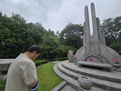 삼풍 참사 위령탑 앞에서 묵념하는 경광숙 전 도봉소방서 구조대장
[촬영 최원정]