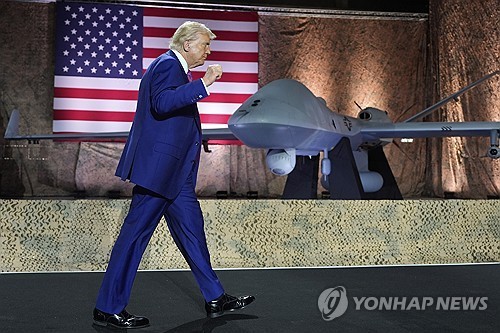 카타르 도하 알우데이드 공군기지 방문한 트럼프
(도하 AP=연합뉴스) 2025년 5월 15일 카타르 도하 소재 알우데이드 미국 공군기지를 방문한 도널드 트럼프 미국 대통령. (AP Photo/Alex Brandon)