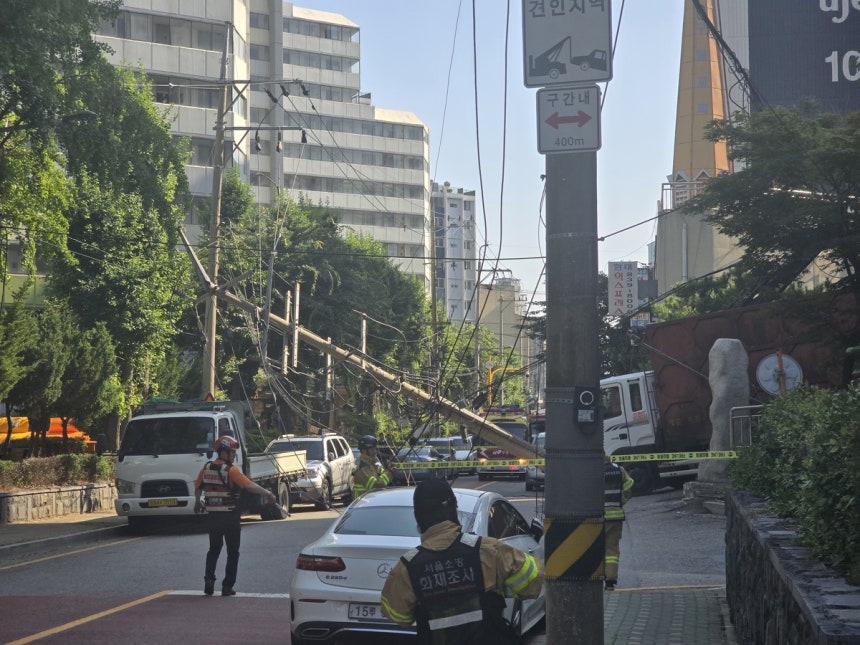 서울 구로구 구로동 전봇대 전도 사고
[독자 제공. 재판매 및 DB 금지]
