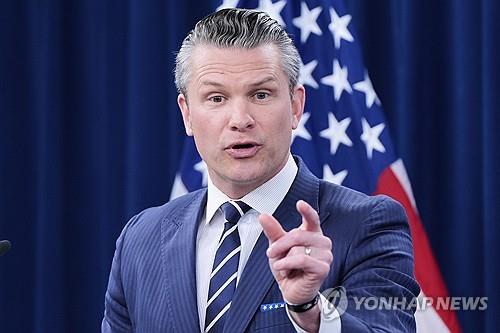 대언론 브리핑하는 헤그세스 미 국방장관
[AP=연합뉴스 재판매 및 DB금지]