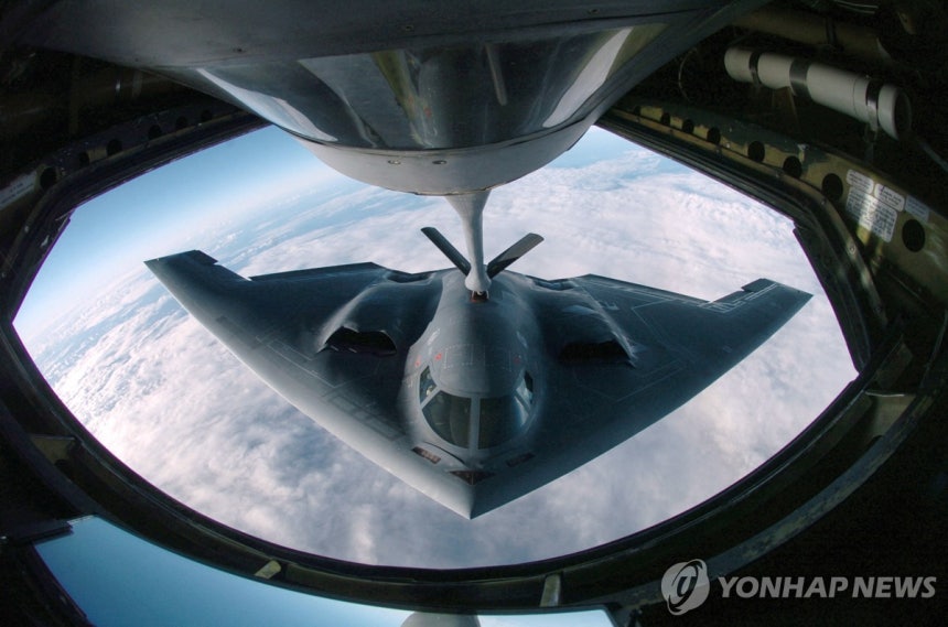 공중 급유 받는 미 공군 B-2 스텔스 폭격기
[AFP 연합뉴스 자료사진. 재판매 및 DB 금지]