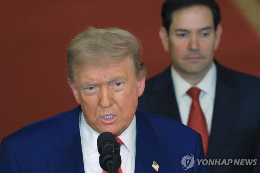 이란 공습 관련 대국민 담화하는 트럼프 미국 대통령
(워싱턴 AP=연합뉴스) 도널드 트럼프 미국 대통령이 21일(현지시간) 백악관에서 미국의 이란 핵시설 공습과 관련해 대국민 담화를 하고 있다. 2025.6.21
