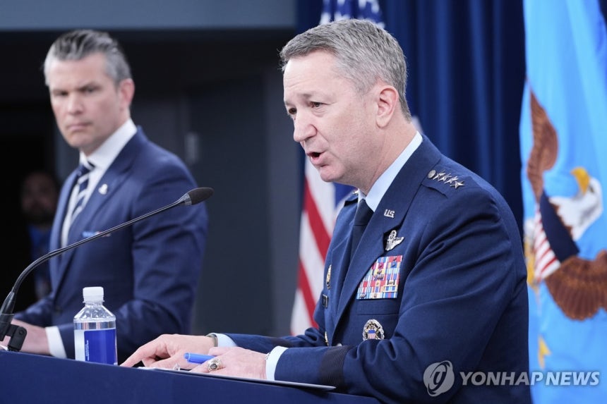 이란 핵시설 공습 작전 브리핑하는 케인 미국 합참의장
(알링턴[美버지니아주] AP=연합뉴스) 댄 케인 미국 합참의장이 22일(현지시간) 국방부에서 미군의 이란 핵시설 공습 작전에 대해 브리핑하고 있다. 옆에는 피트 