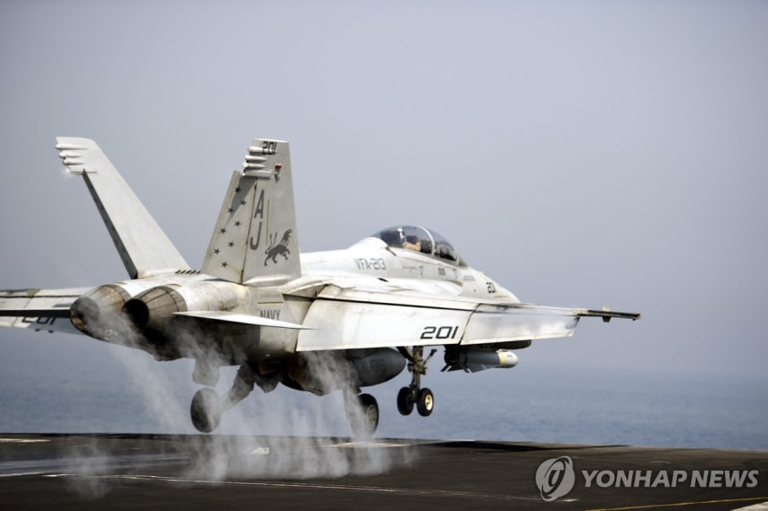 걸프 해역에 배치된 미 항공모함에서 이륙하는 F/A-18 전투기
[EPA 연합뉴스 자료사진 재판매 및 DB 금지]